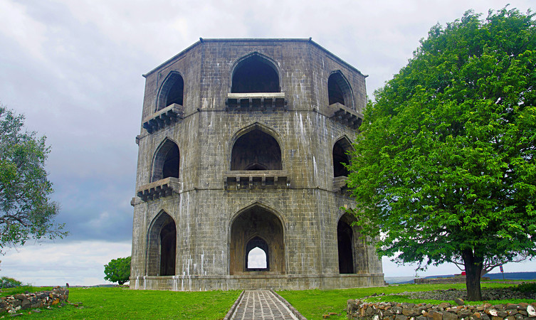 tomb-of-salabat-khan-ii-img
